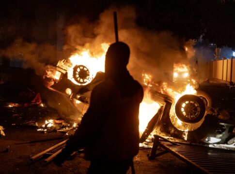 incendio-mata-tres-pessoas-na-indonesia-apos-morte-de-motorista