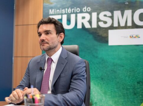 a-sinuca-de-bico-do-ministro-do-turismo-para-deixar-o-governo-lula