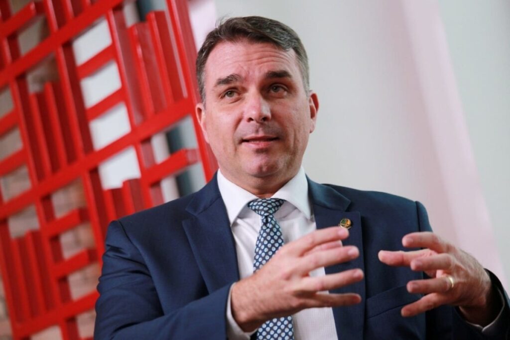 flavio-bolsonaro-mostra-prisao-de-suspeitos-de-roubar-casa-de-sua-mae