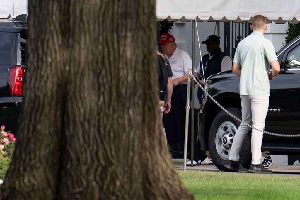 apos-fake-news-sobre-morte,-trump-vai-jogar-golfe-nos-eua