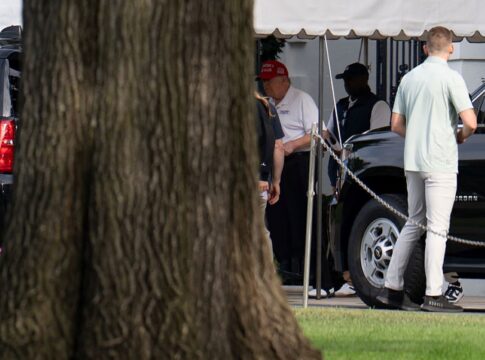 apos-fake-news-sobre-morte,-trump-vai-jogar-golfe-nos-eua