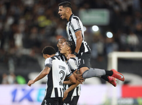 com-boa-atuacao-em-casa,-botafogo-vence-bragantino-pelo-brasileirao