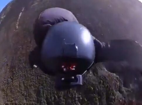 bombeiro-filma-a-propria-queda-durante-salto-de-base-jump-no-es