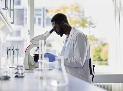 fuga-de-cerebros:-o-que-o-brasil-faz-para-evitar-saida-de-cientistas?