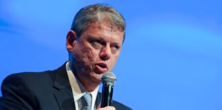 a-um-ano-da-eleicao,-tarcisio-se-ve-com-problema-parecido-ao-de-nunes