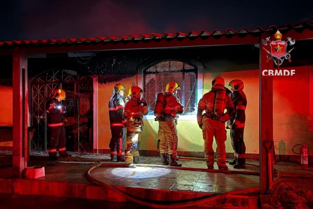 df:-incendio-que-matou-cinco-homens-deixou-11-pessoas-intoxicadas