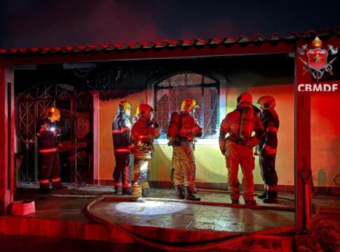 df:-incendio-que-matou-cinco-homens-deixou-11-pessoas-intoxicadas