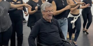 entenda-por-que-carlinhos-de-jesus-esta-usando-cadeira-de-rodas