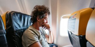banheiro-de-aviao-quebra-e-passageiros-precisam-fazer-xixi-em-garrafas