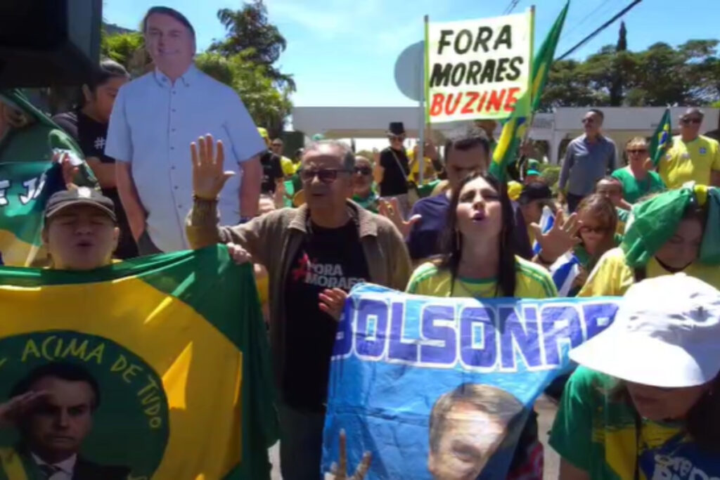 apoiadores-fazem-oracao-em-frente-ao-condominio-de-bolsonaro.-video