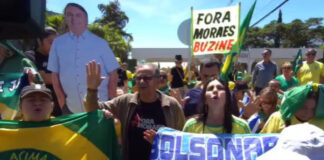 apoiadores-fazem-oracao-em-frente-ao-condominio-de-bolsonaro.-video
