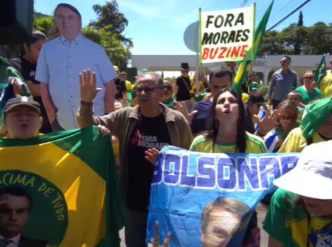 apoiadores-fazem-oracao-em-frente-ao-condominio-de-bolsonaro.-video