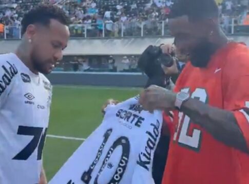 video:-santos-recebe-estrela-da-nfl-na-vila-belmiro-antes-de-jogo