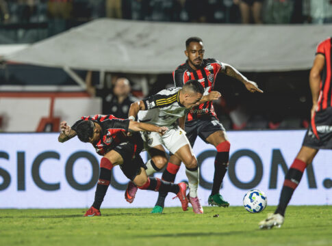 com-golaco,-vitoria-vence-atletico-mg-e-sai-da-zona-da-degola