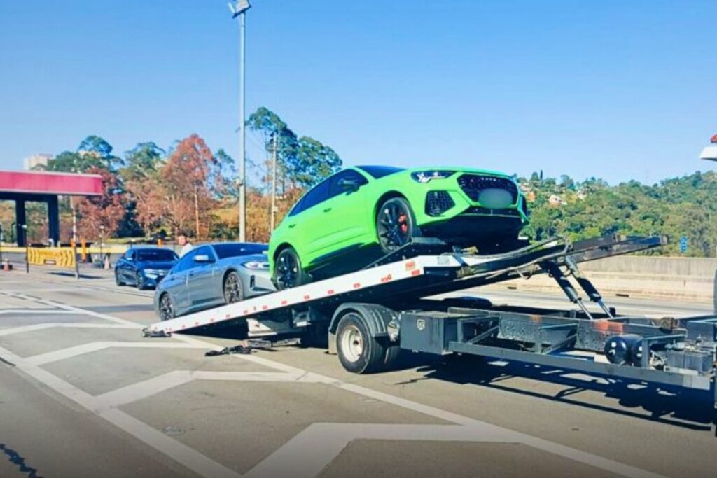 pm-interrompe-racha-de-carros-de-luxo-e-prende-condutores-em-sp