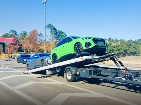 pm-interrompe-racha-de-carros-de-luxo-e-prende-condutores-em-sp