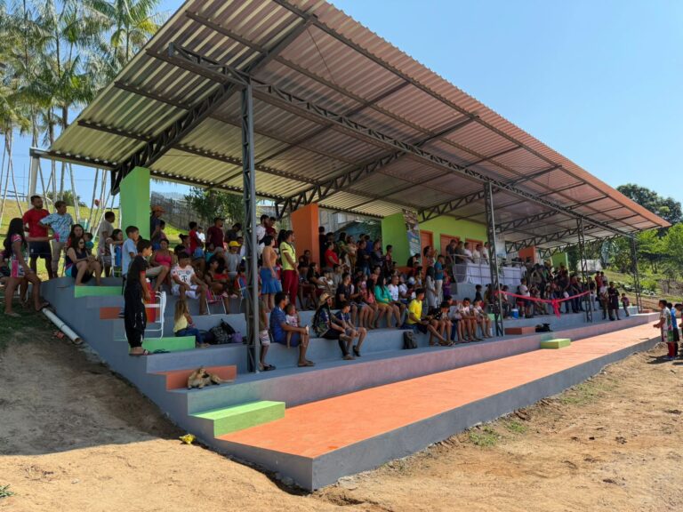 Petecão inaugura arquibancada de R$ 300 mil no estádio da Samaúma em Marechal Thaumaturgo