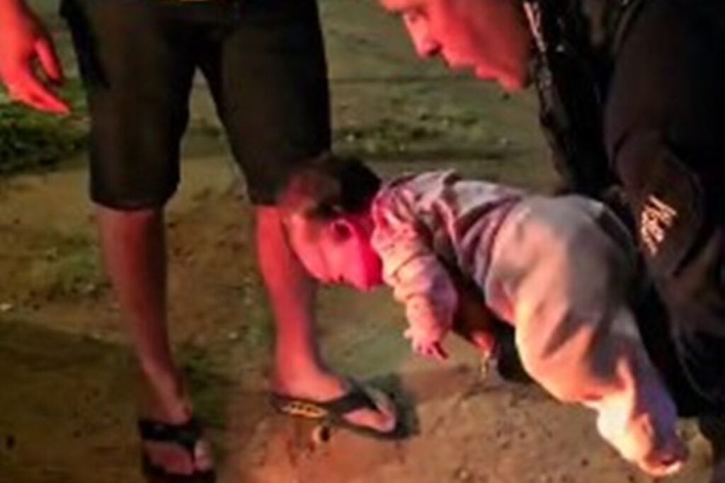 video:-bebe-recem-nascido-sufoca-com-leite-materno-e-e-salvo-por-pm