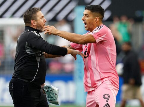video:-suarez-cospe-em-auxiliar-tecnico-apos-derrota-do-inter-miami