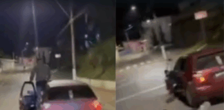 motorista-sobe-em-carro-em-movimento,-cai-e-veiculo-atinge-casa.-veja