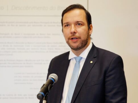 tecnico-ou-politico?-quem-e-renato-gomes,-diretor-do-bc-que-vai-decidir-futuro-do-master