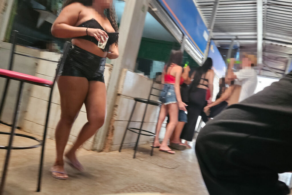 “iscas”-seduzem-clientes-para-gastar-na-“banca-do-trepa-trepa”-em-feira-do-df