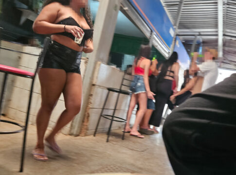 “iscas”-seduzem-clientes-para-gastar-na-“banca-do-trepa-trepa”-em-feira-do-df