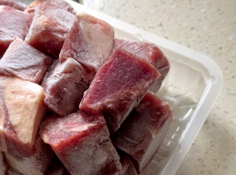 homem-agride-a-propria-mae-com-pedaco-de-carne-congelada-e-acaba-preso
