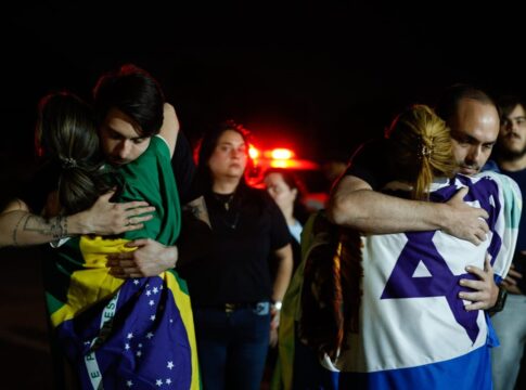 um-dia-antes-do-julgamento-no-stf,-bolsonaro-recebe-visita-dos-filhos