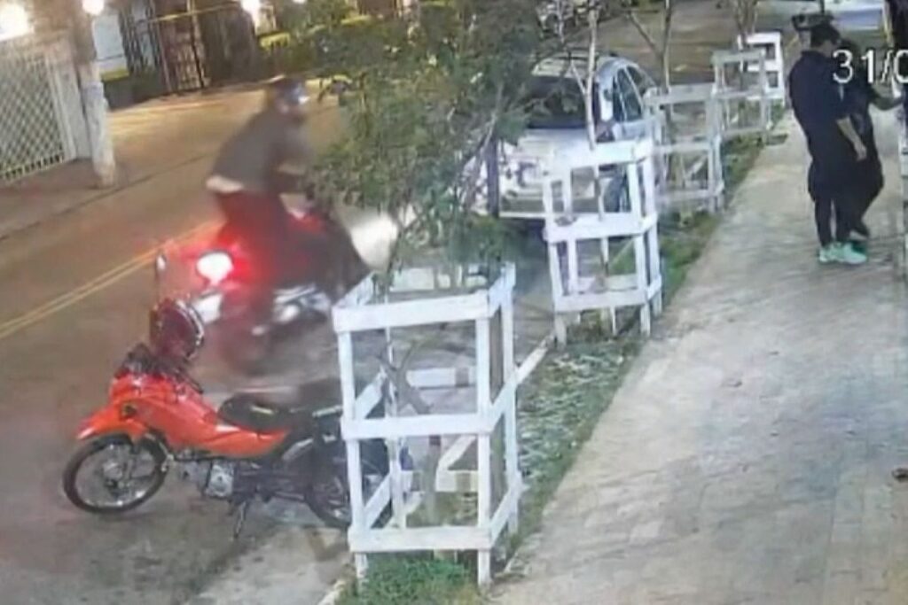 ladrao-salta-de-moto-e-rouba-casal-que-entrava-em-condominio.-video
