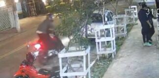 ladrao-salta-de-moto-e-rouba-casal-que-entrava-em-condominio.-video