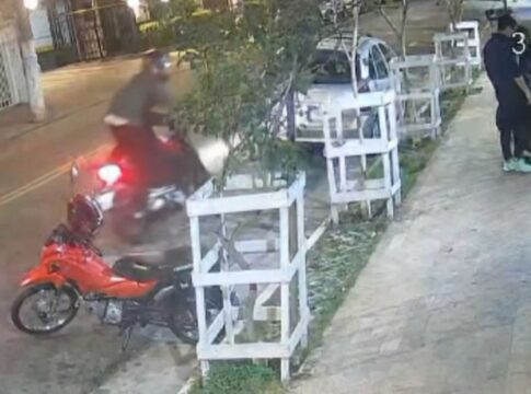 ladrao-salta-de-moto-e-rouba-casal-que-entrava-em-condominio.-video