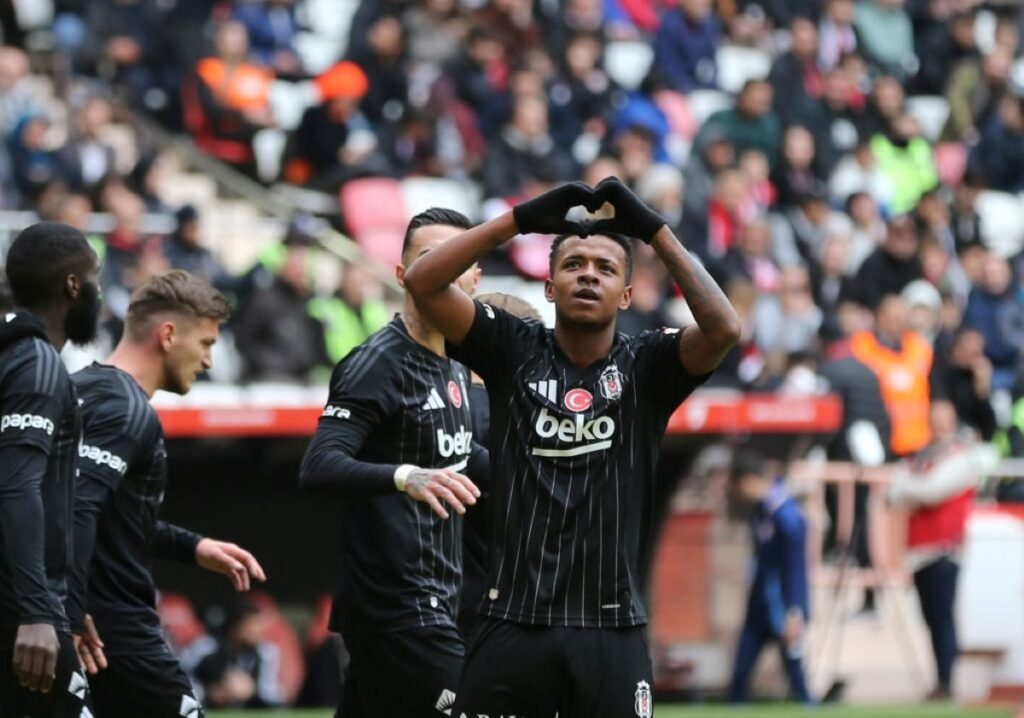 cruzeiro-anuncia-contratacao-de-keny-arroyo,-ex-besiktas
