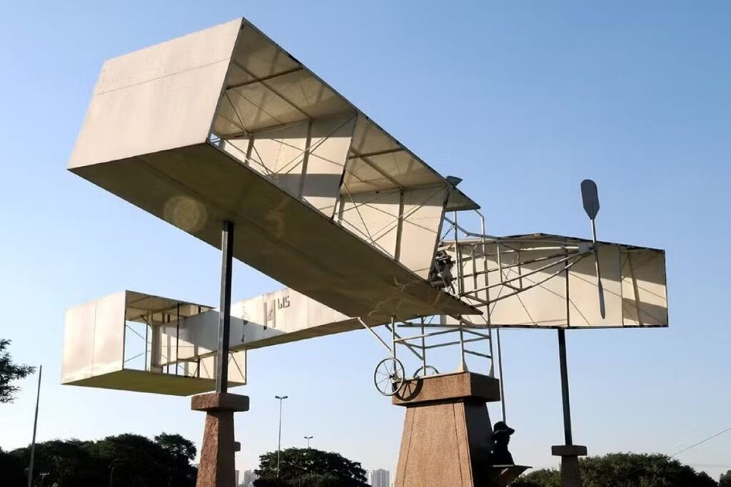 replica-do-14-bis-volta-a-praca-campo-de-bagatelle-apos-quase-2-anos