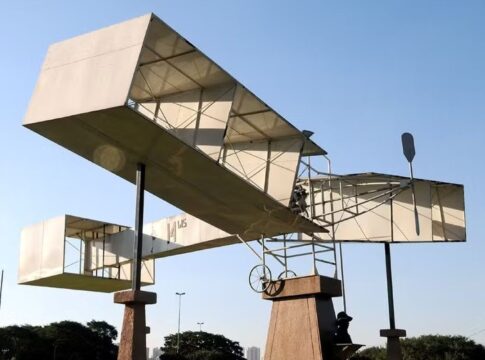replica-do-14-bis-volta-a-praca-campo-de-bagatelle-apos-quase-2-anos
