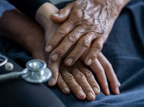cientistas-descobrem-sinal-que-distingue-parkinson-do-tremor-essencial