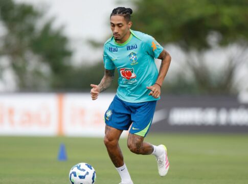 raphinha-se-apresenta-na-granja-comary-e-completa-delegacao-da-selecao