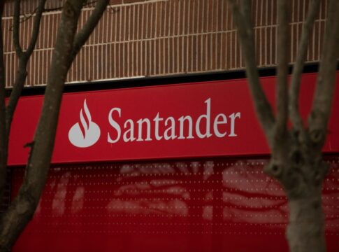 santander-nao-identificou-origem-de-dinheiro-de-fintech-ligada-ao-pcc,-diz-pf