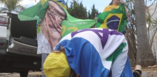 apoiadores-fazem-oracao-durante-julgamento-de-bolsonaro:-“o-deus”