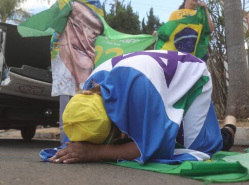 apoiadores-fazem-oracao-durante-julgamento-de-bolsonaro:-“o-deus”