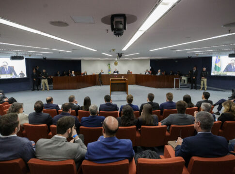 apos-moraes-e-pgr,-stf-retoma-julgamento-de-bolsonaro-e-sete-reus