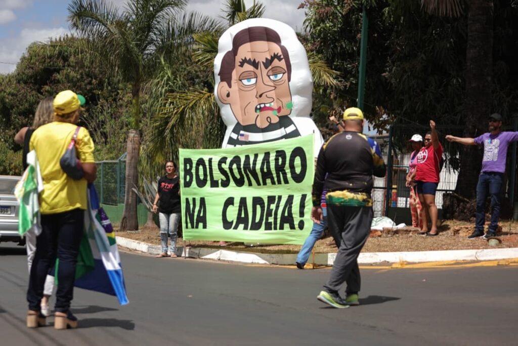 ato-contrario-a-bolsonaro-ironiza:-“salva-meu-pai,-trump”.-video