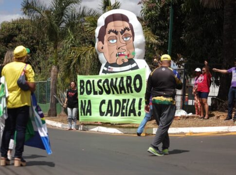 ato-contrario-a-bolsonaro-ironiza:-“salva-meu-pai,-trump”.-video