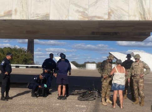 praca-dos-tres-poderes:-ate-turistas-sao-revistados-em-dia-de-julgamento