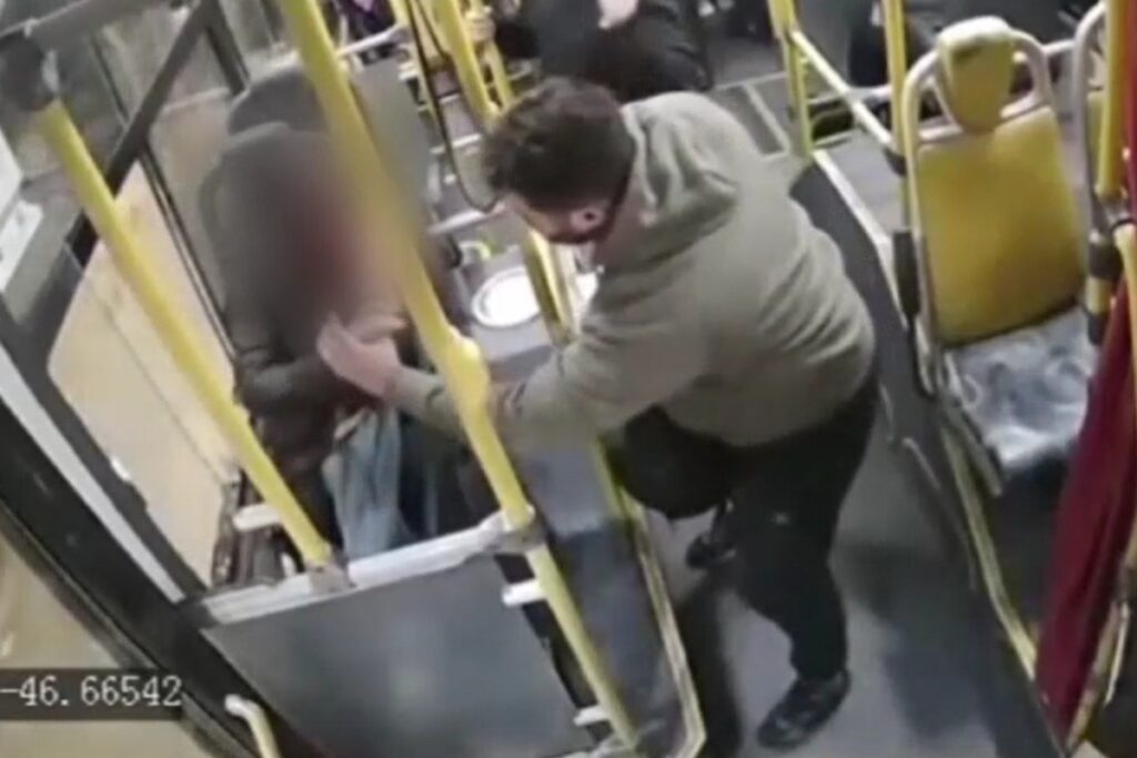 homem-e-acusado-de-tentativa-de-homicidio-apos-jogar-pedra-em-onibus