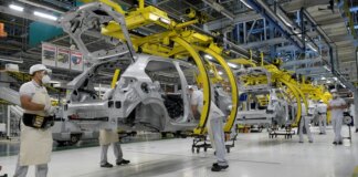 producao-industrial-recua-0,2%-em-julho-e-acumula-efeitos-do-juro-alto