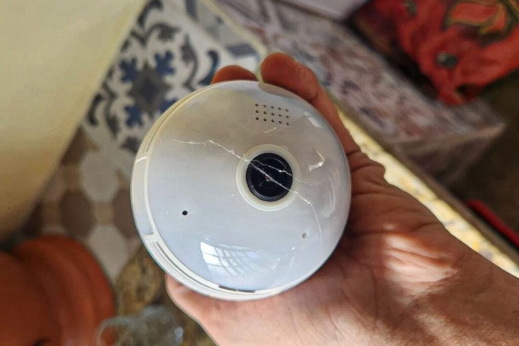 casal-flagra-camera-disfarcada-de-lampada-em-airbnb-em-pirenopolis