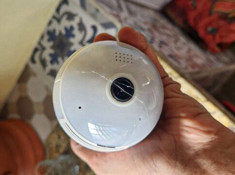 casal-flagra-camera-disfarcada-de-lampada-em-airbnb-em-pirenopolis