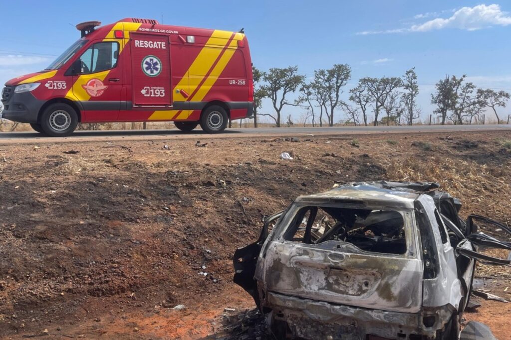 carro-bate-em-carreta-de-tomates-e-pega-fogo;-duas-pessoas-morreram