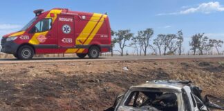 carro-bate-em-carreta-de-tomates-e-pega-fogo;-duas-pessoas-morreram